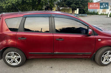 Хэтчбек Nissan Note 2011 в 