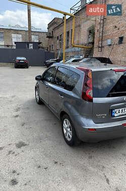 Хэтчбек Nissan Note 2011 в 