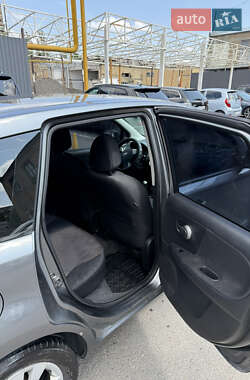 Хэтчбек Nissan Note 2011 в 
