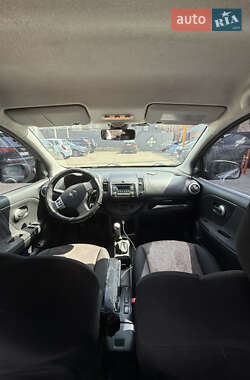 Хэтчбек Nissan Note 2011 в 