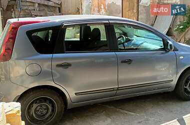 Хэтчбек Nissan Note 2010 в 