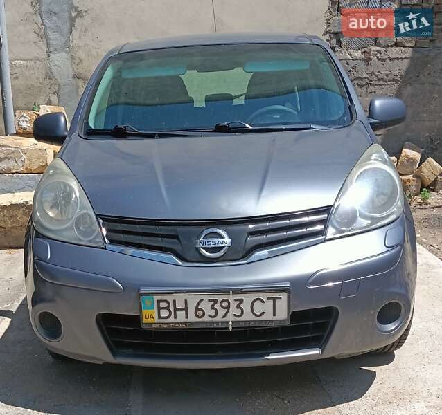 Хэтчбек Nissan Note 2010 в 
