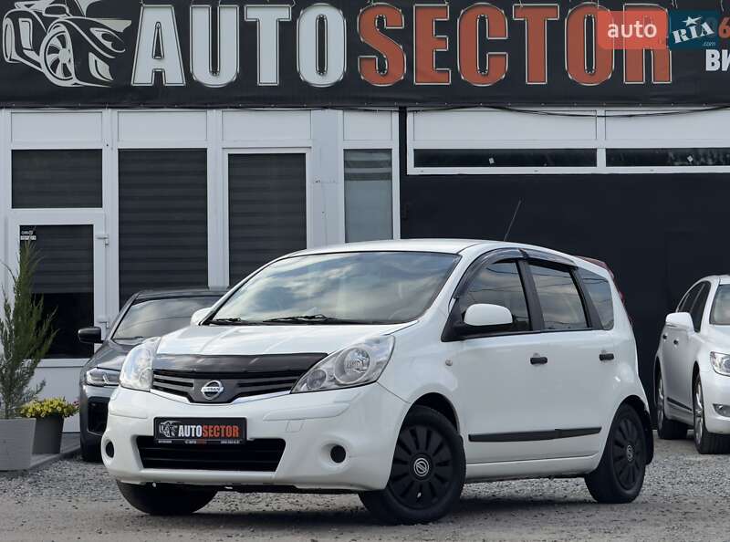 Хэтчбек Nissan Note 2012 в 