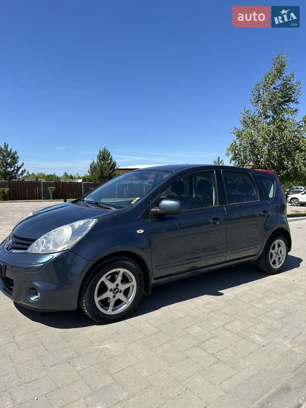 Хэтчбек Nissan Note 2012 в 