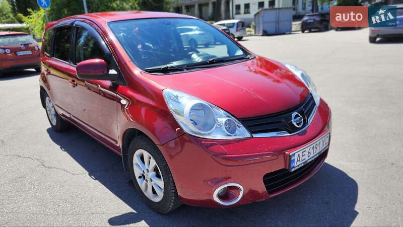 Хэтчбек Nissan Note 2012 в 