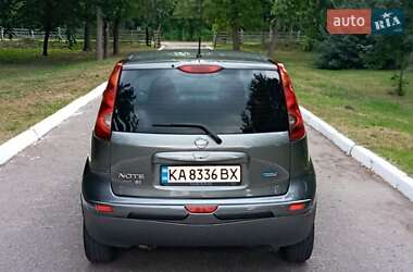Хэтчбек Nissan Note 2011 в 