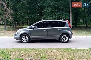 Хэтчбек Nissan Note 2011 в 