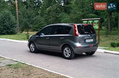 Хэтчбек Nissan Note 2011 в 