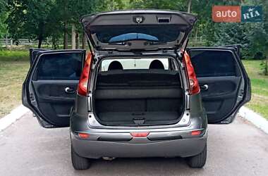 Хэтчбек Nissan Note 2011 в 