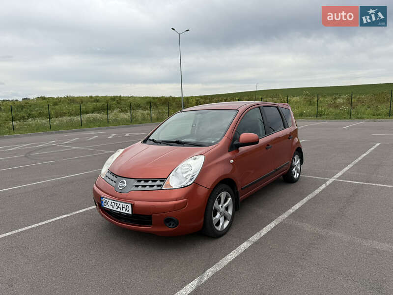 Хэтчбек Nissan Note 2007 в 