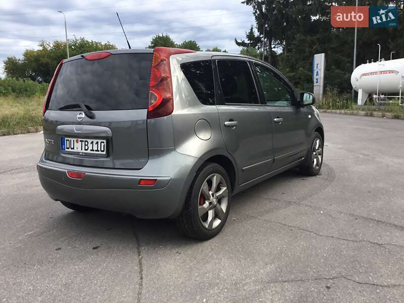 Хэтчбек Nissan Note 2011 в Староконстантинове
