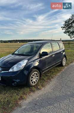 Хэтчбек Nissan Note 2011 в 