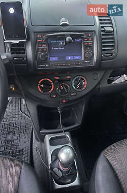 Хэтчбек Nissan Note 2009 в 