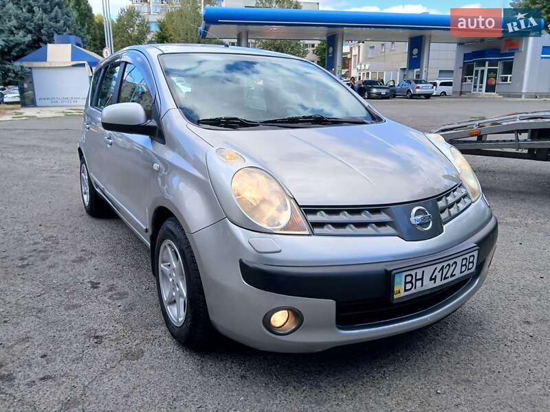 Хэтчбек Nissan Note 2006 в 