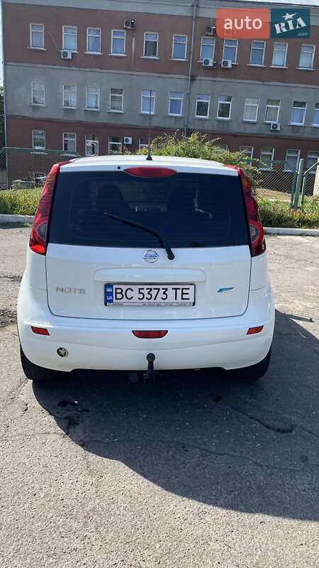 Хэтчбек Nissan Note 2010 в Сокале