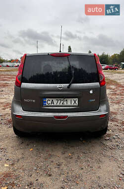 Хэтчбек Nissan Note 2011 в 