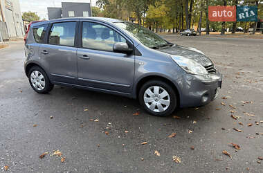 Хэтчбек Nissan Note 2010 в 