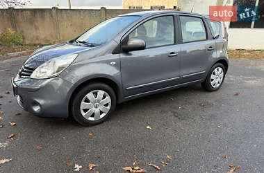 Хэтчбек Nissan Note 2010 в 