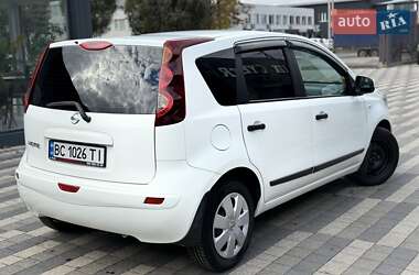 Хэтчбек Nissan Note 2012 в 