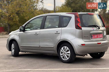 Хэтчбек Nissan Note 2010 в 