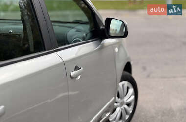 Хэтчбек Nissan Note 2010 в 