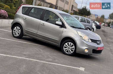 Хэтчбек Nissan Note 2010 в 