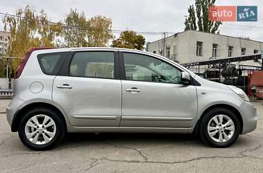 Хэтчбек Nissan Note 2010 в 