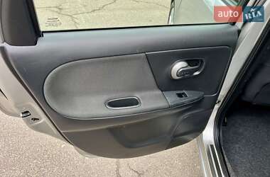 Хэтчбек Nissan Note 2010 в 