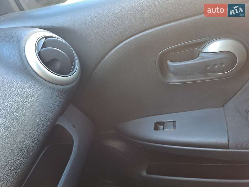 Хэтчбек Nissan Note 2009 в Решетиловке