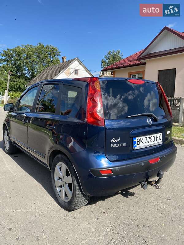 Хэтчбек Nissan Note 2006 в Дубно