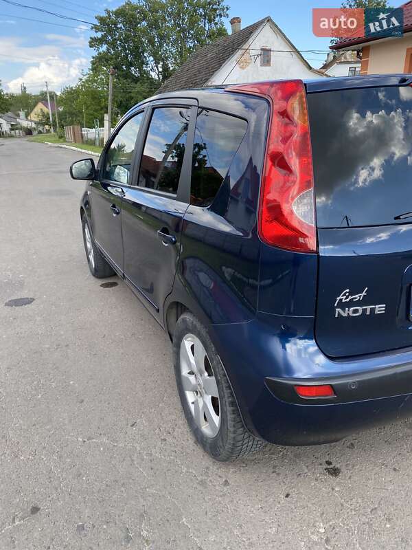 Хэтчбек Nissan Note 2006 в Дубно
