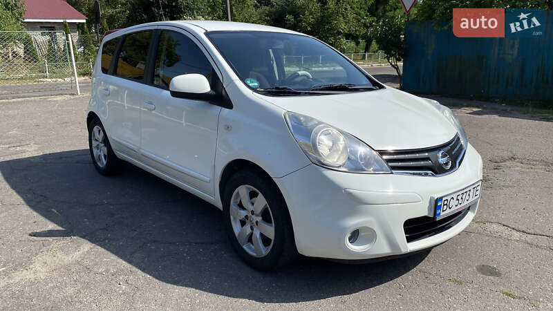 Хэтчбек Nissan Note 2010 в Сокале