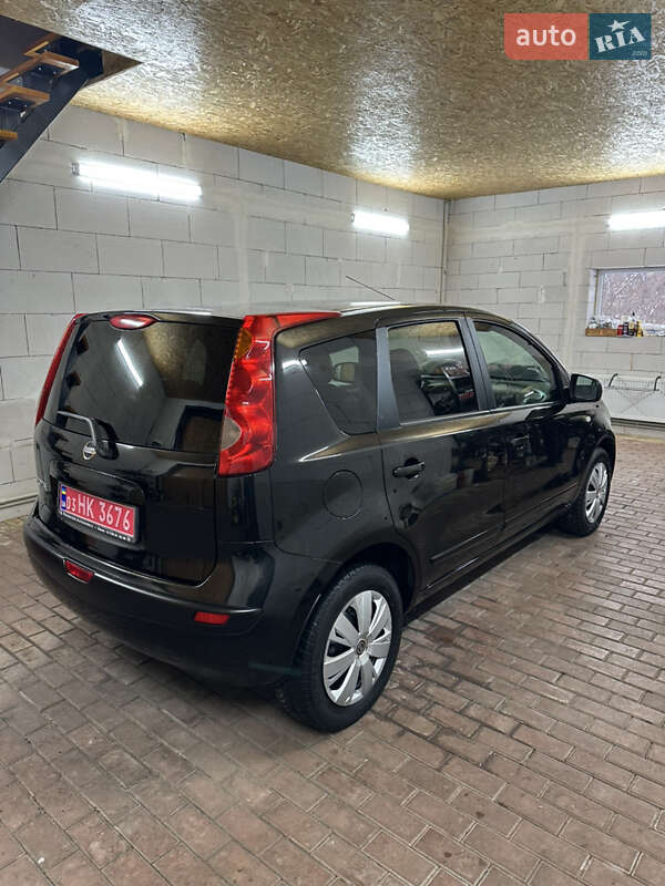 Хэтчбек Nissan Note 2008 в Хороле