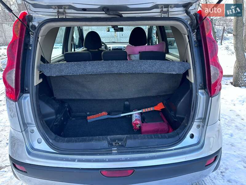 Хэтчбек Nissan Note 2006 в Лебедине