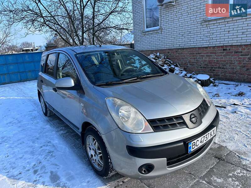 Хэтчбек Nissan Note 2006 в Лебедине