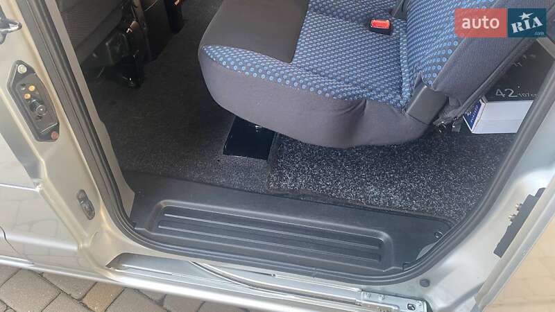 Мінівен Nissan NV200 2011 в Мукачевому