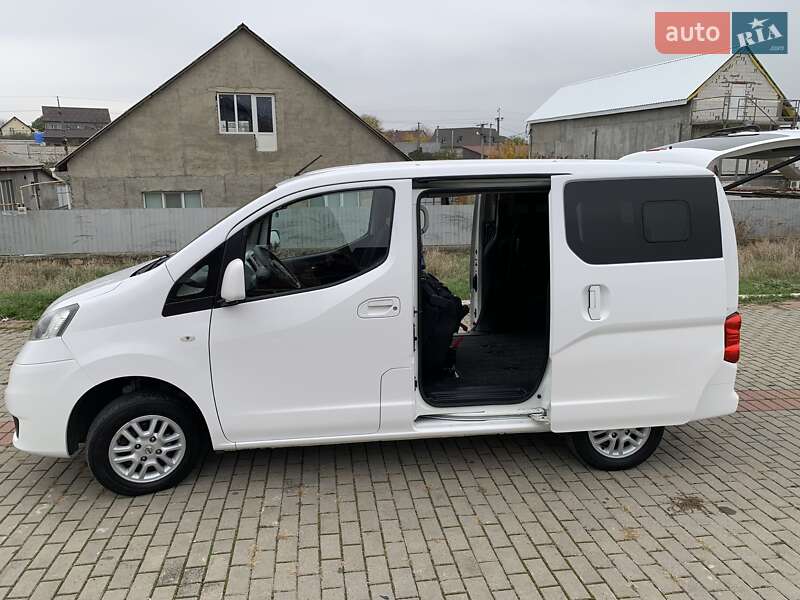 Мінівен Nissan NV200 2015 в Одесі