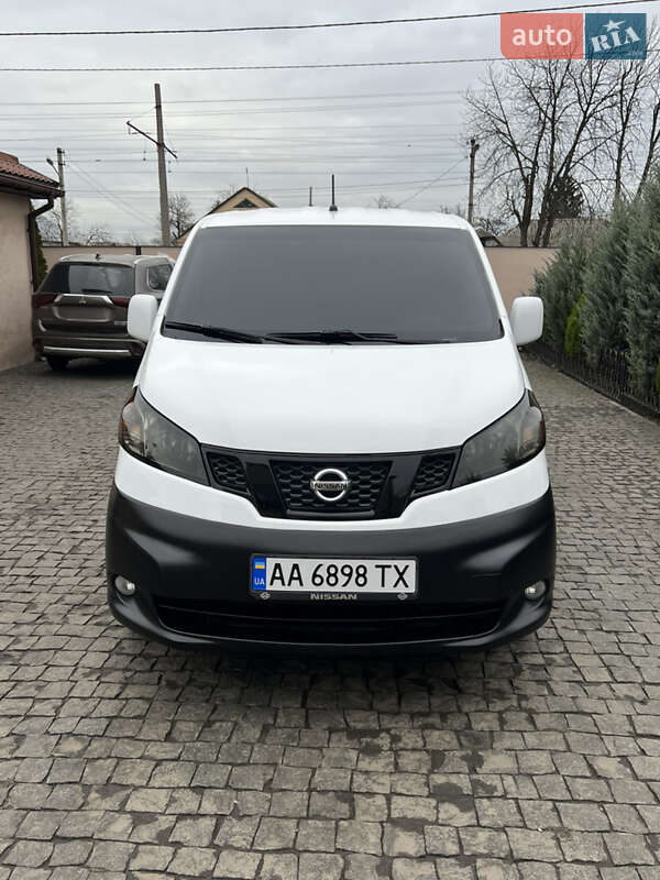 Вантажний фургон Nissan NV200 2017 в Дніпрі