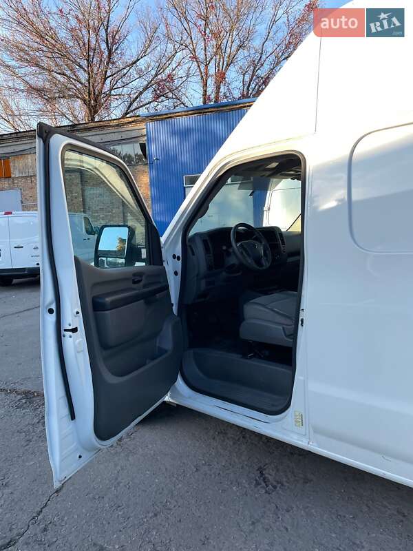 Вантажний фургон Nissan NV2500 2017 в Києві