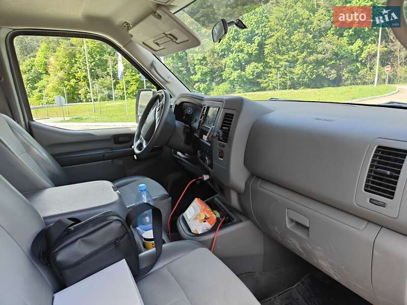 Грузовой фургон Nissan NV2500 2017 в Львове
