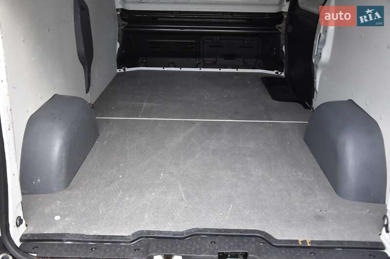 Вантажний фургон Nissan NV300 2021 в Львові