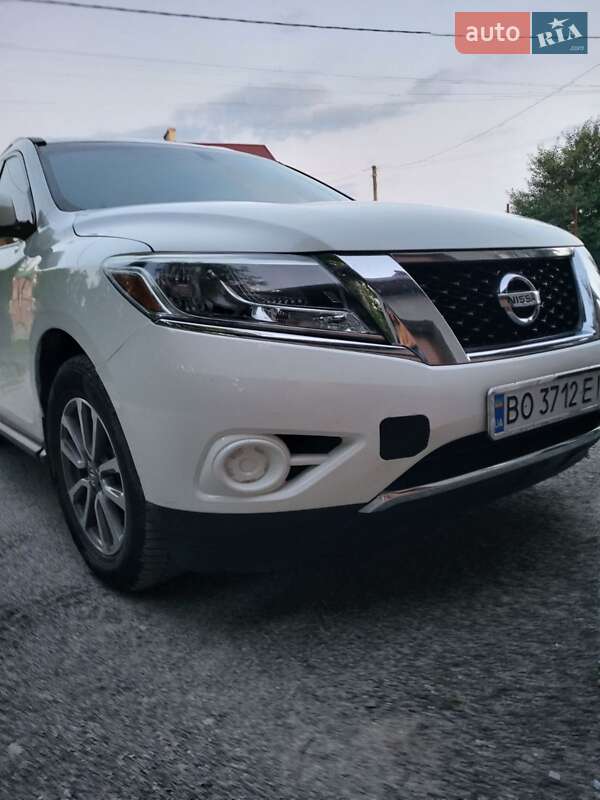 Позашляховик / Кросовер Nissan Pathfinder 2015 в Чорткові