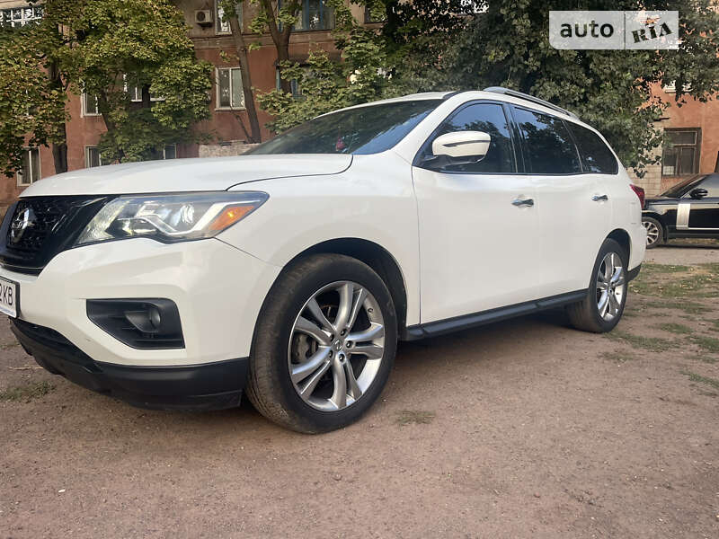 Внедорожник / Кроссовер Nissan Pathfinder 2016 в Кривом Роге