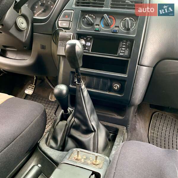 Позашляховик / Кросовер Nissan Pathfinder 1996 в Одесі