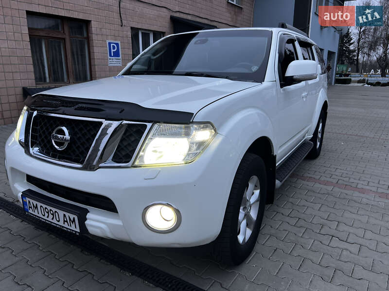 Внедорожник / Кроссовер Nissan Pathfinder 2011 в Малине