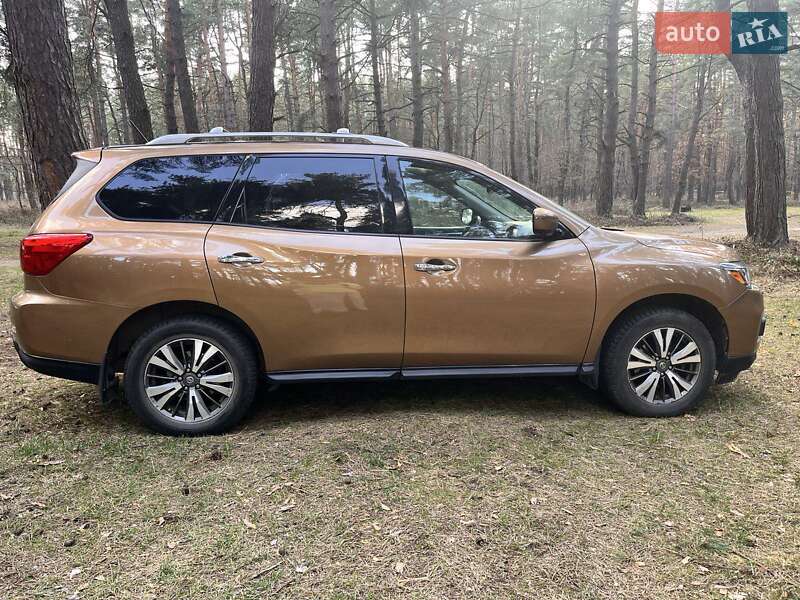 Позашляховик / Кросовер Nissan Pathfinder 2016 в Львові