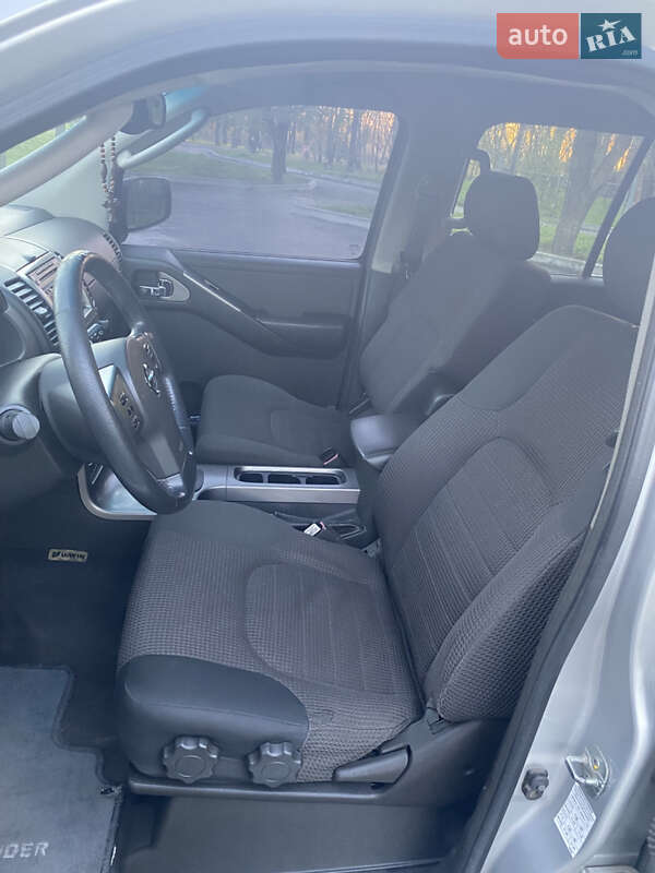 Внедорожник / Кроссовер Nissan Pathfinder 2005 в Першотравенске