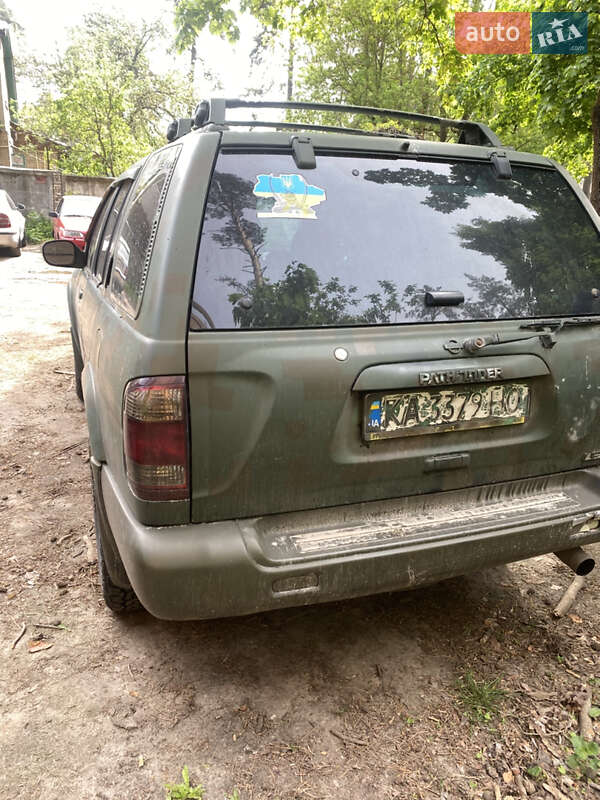 Внедорожник / Кроссовер Nissan Pathfinder 2002 в Ворзеле