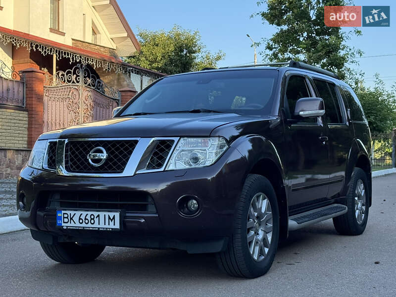 Внедорожник / Кроссовер Nissan Pathfinder 2011 в Ровно