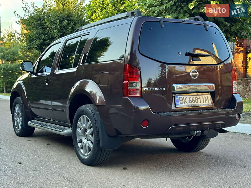 Внедорожник / Кроссовер Nissan Pathfinder 2011 в Ровно